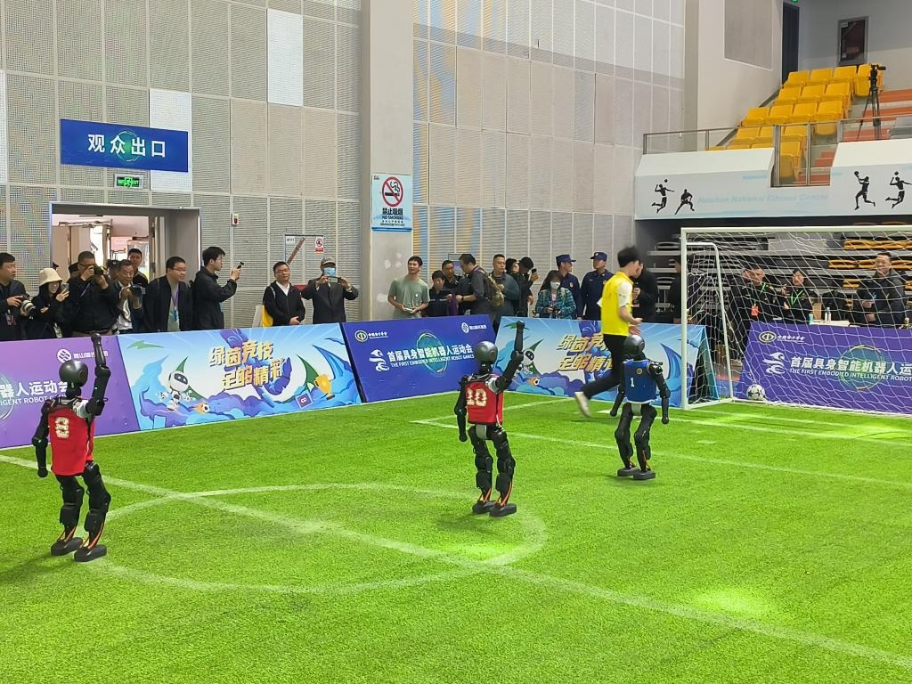 比赛后期的“推土机”策略：什么时候必须All-in或弃牌？（终盘阶段的强压打法：何时果断All-in或直接弃牌？）